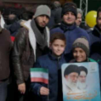 بچه هایی که در راهپیمایی 22 بهمن حضور پیدا کردند